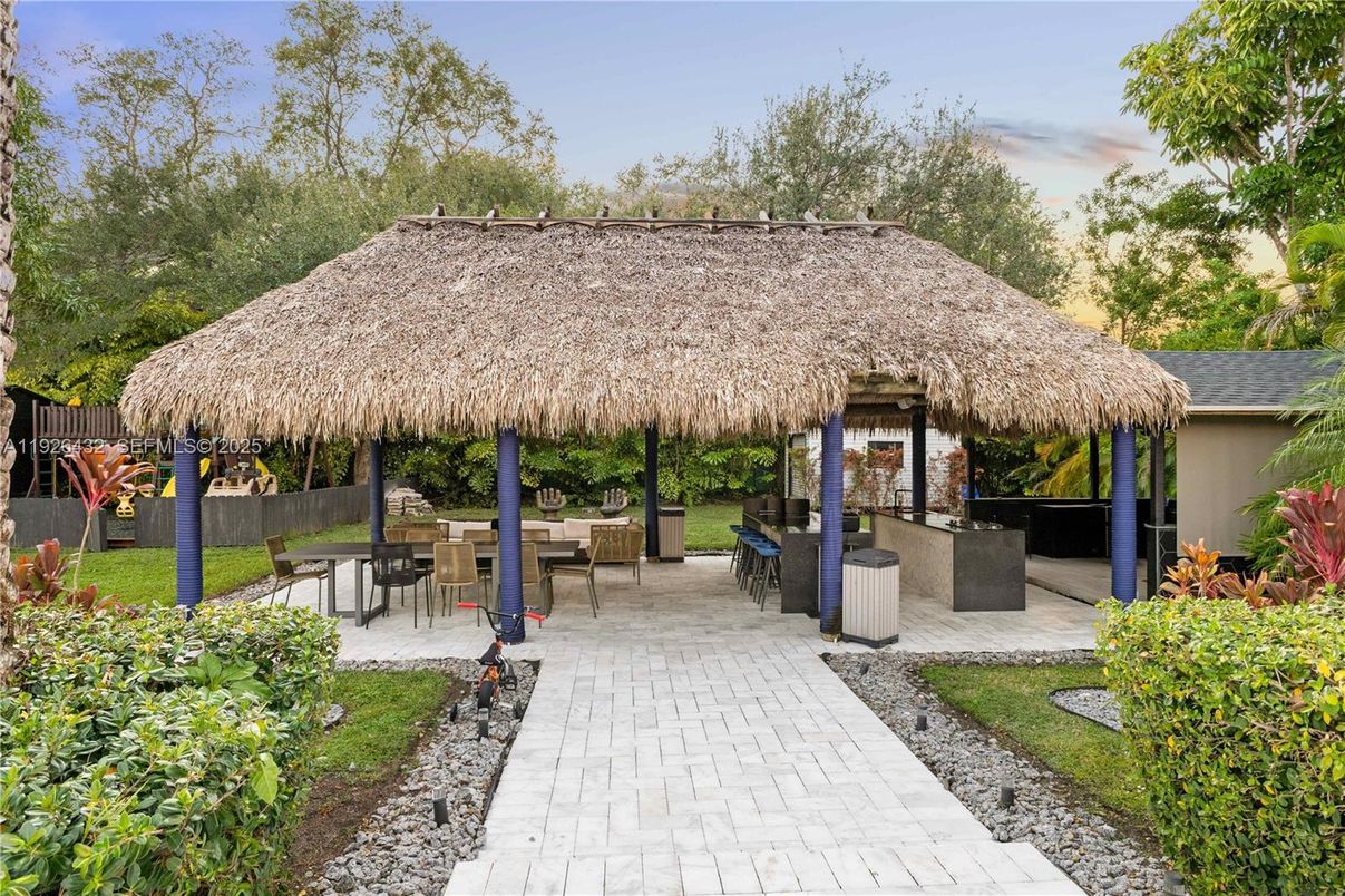 Exterior, Outdoor Kitchen