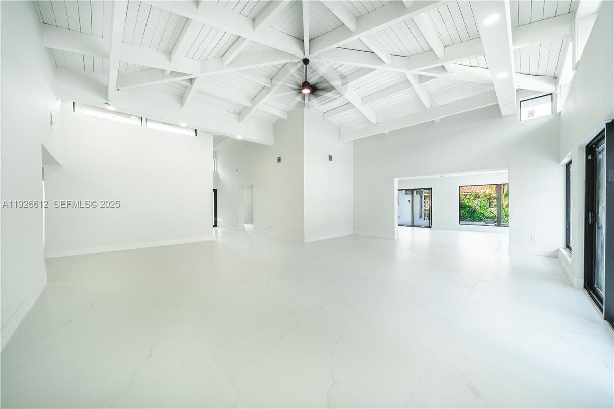 Empty room, Interior