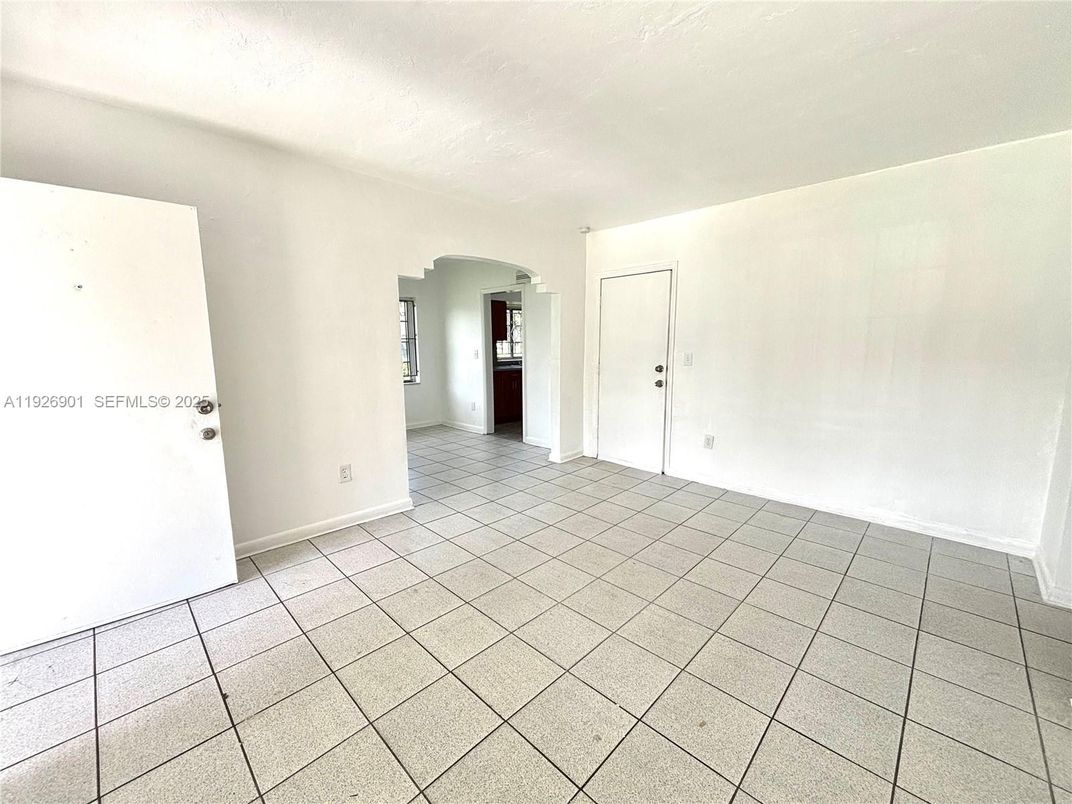 Empty room, Interior