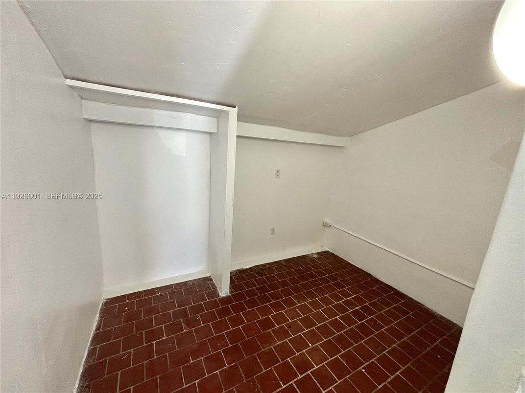 Empty room, Interior