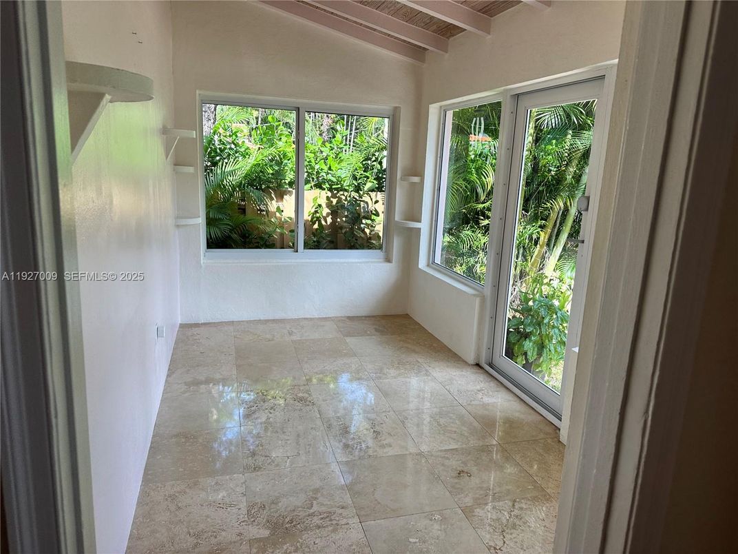Empty room, Interior, Wooden Beams, Wooden Ceilings