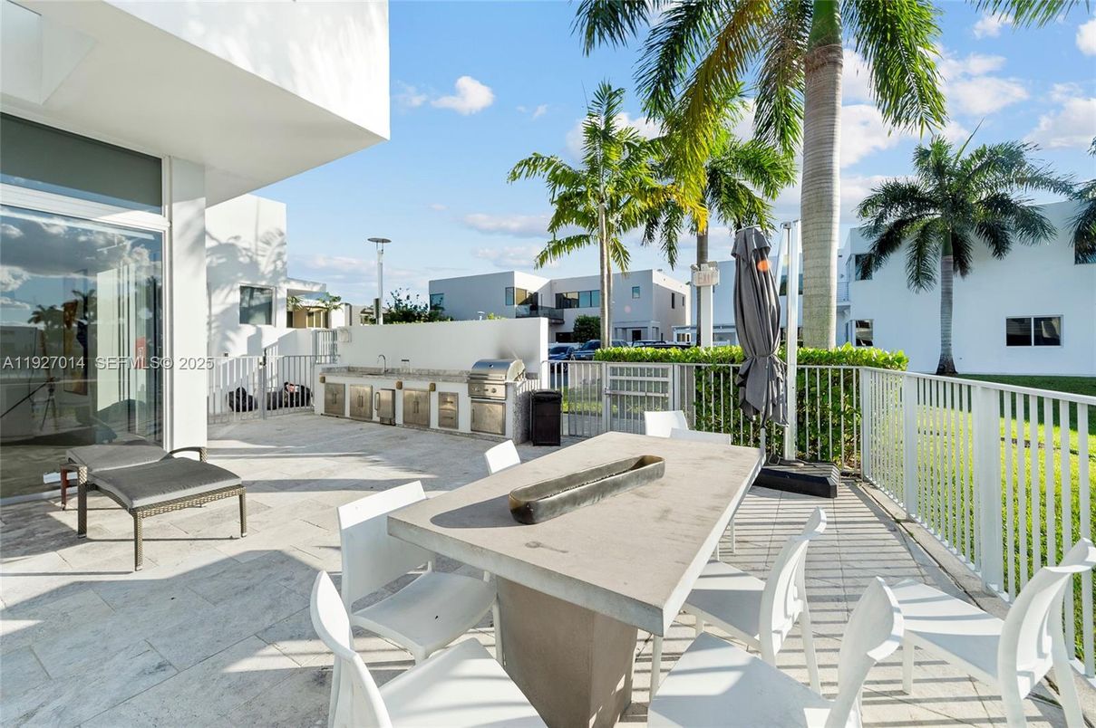 Exterior, Outdoor Kitchen