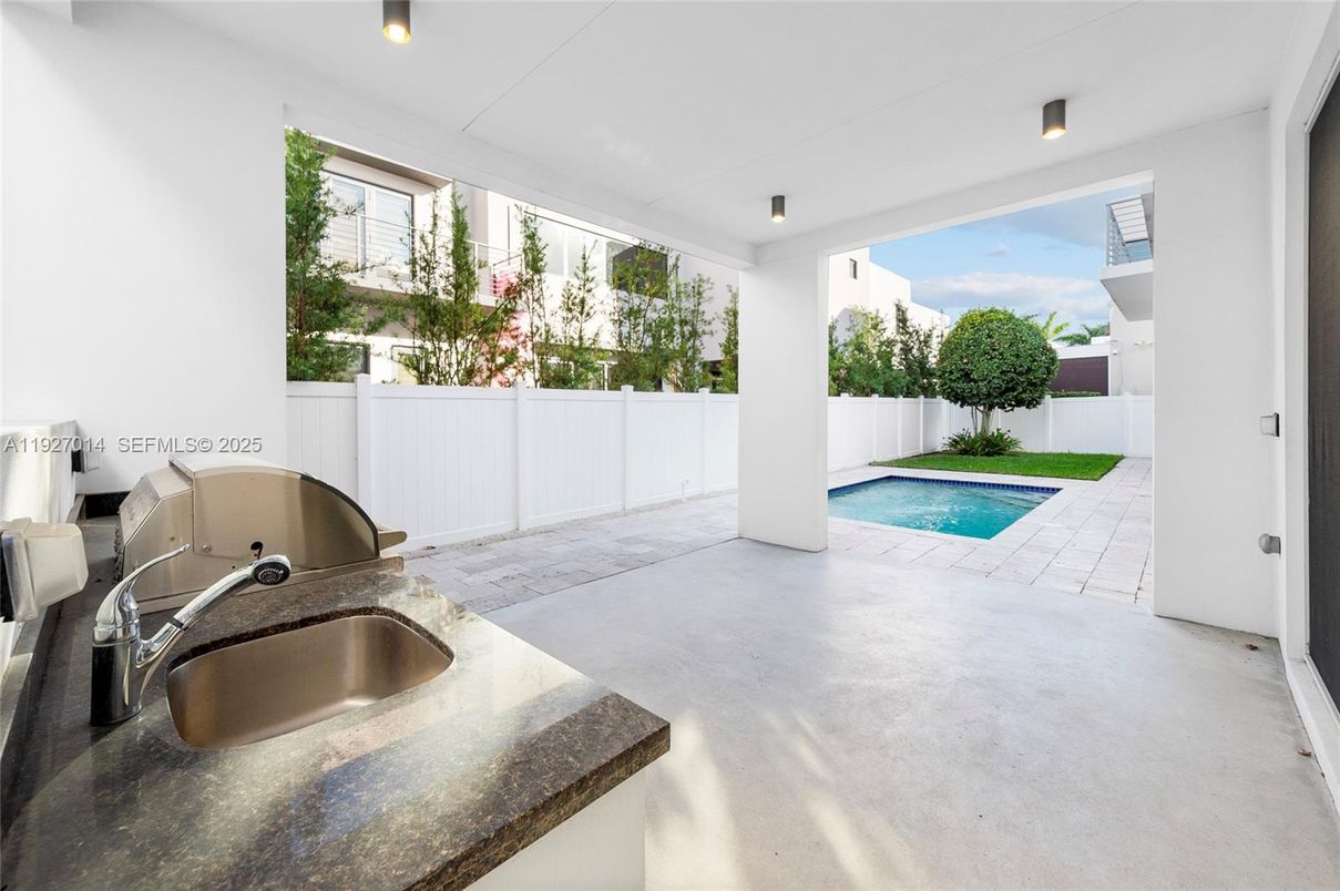 Exterior, Outdoor Kitchen, Pool