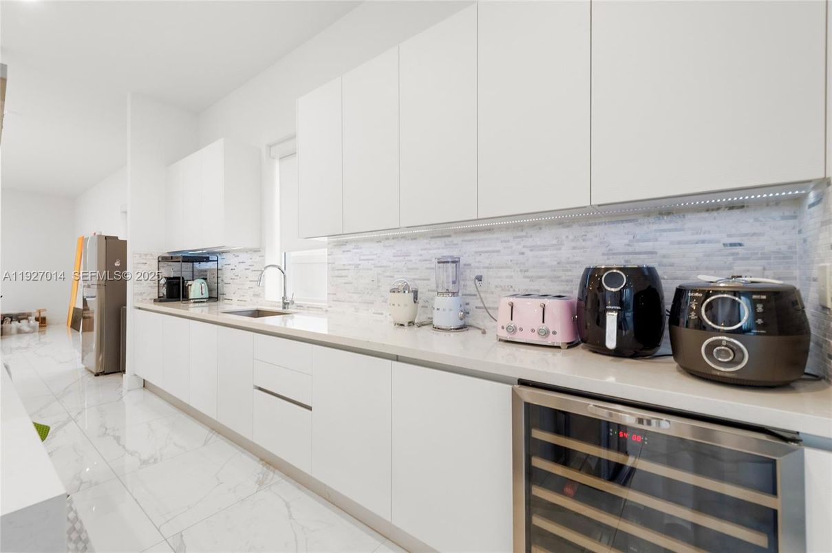 Interior, Kitchen, Marble, Stainless Steel Appliances, Washer