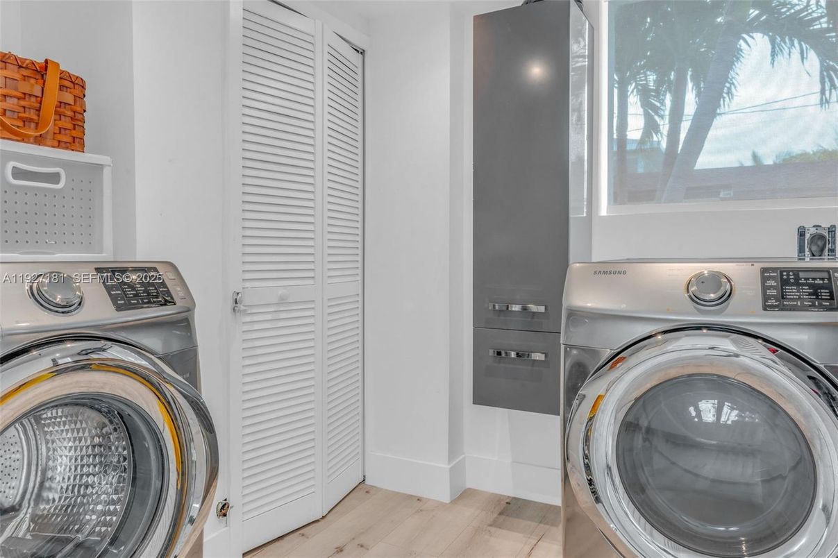 Interior, Utility Closets, Washer, Wood Texture Flooring