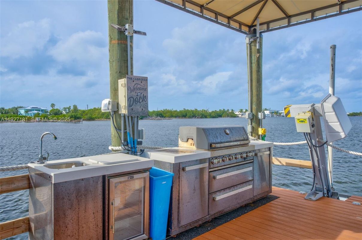 Exterior, Outdoor Kitchen, Water