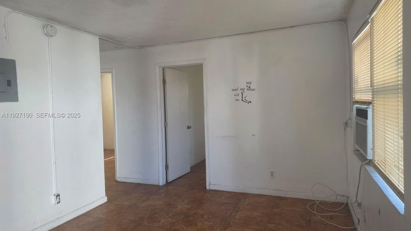 Empty room, Interior