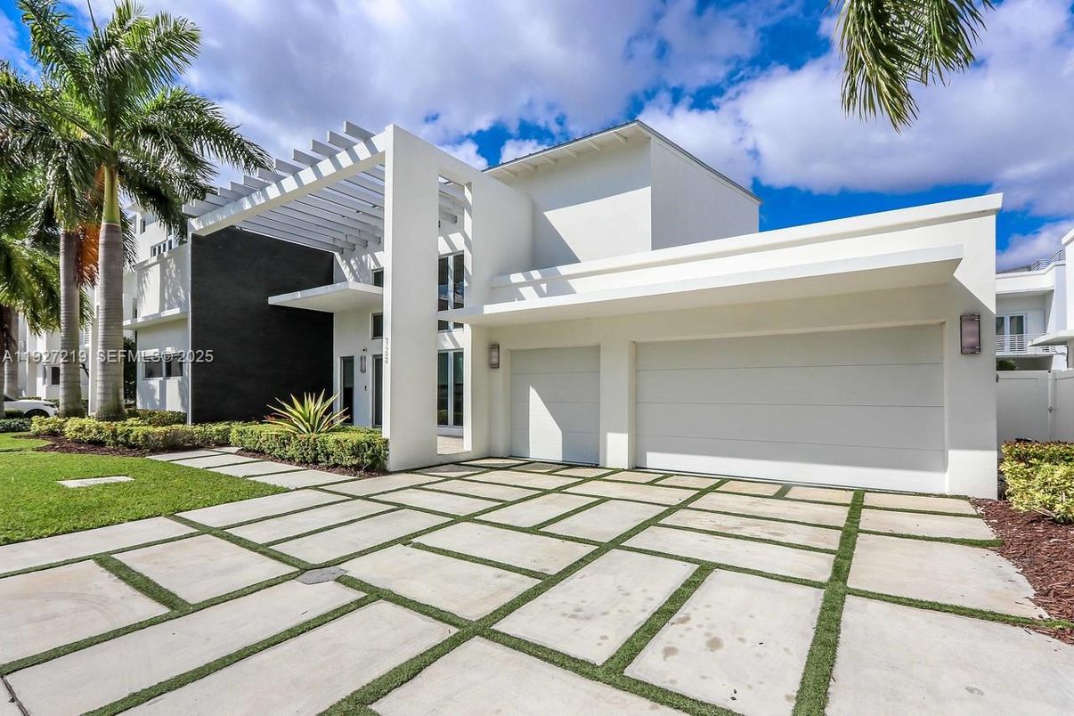 Attached, Exterior, Facade, Modern