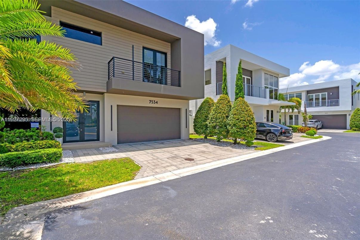 Attached, Exterior, Facade, Modern