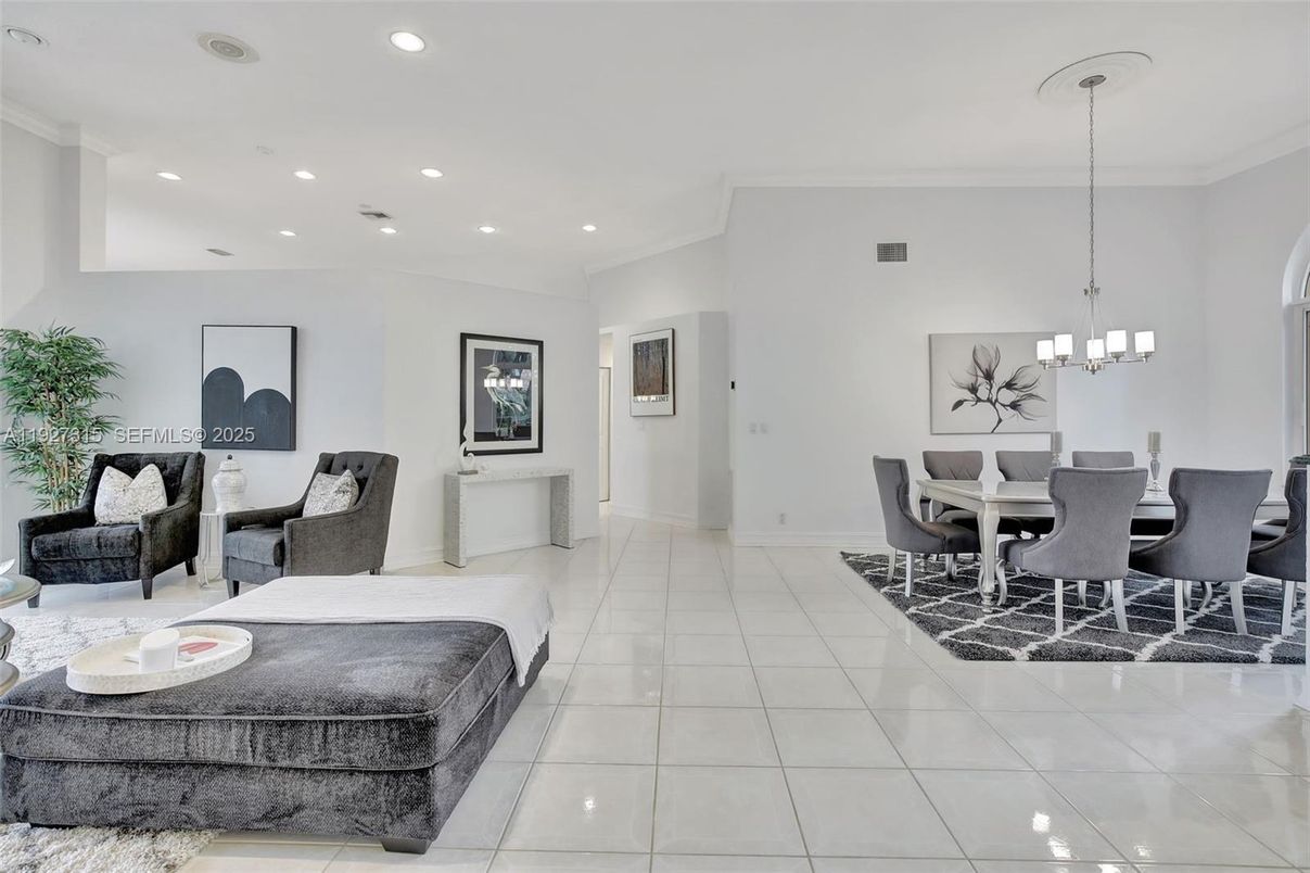 Dining room, Interior, Living room, Pendant Lights, Recessed Lighting