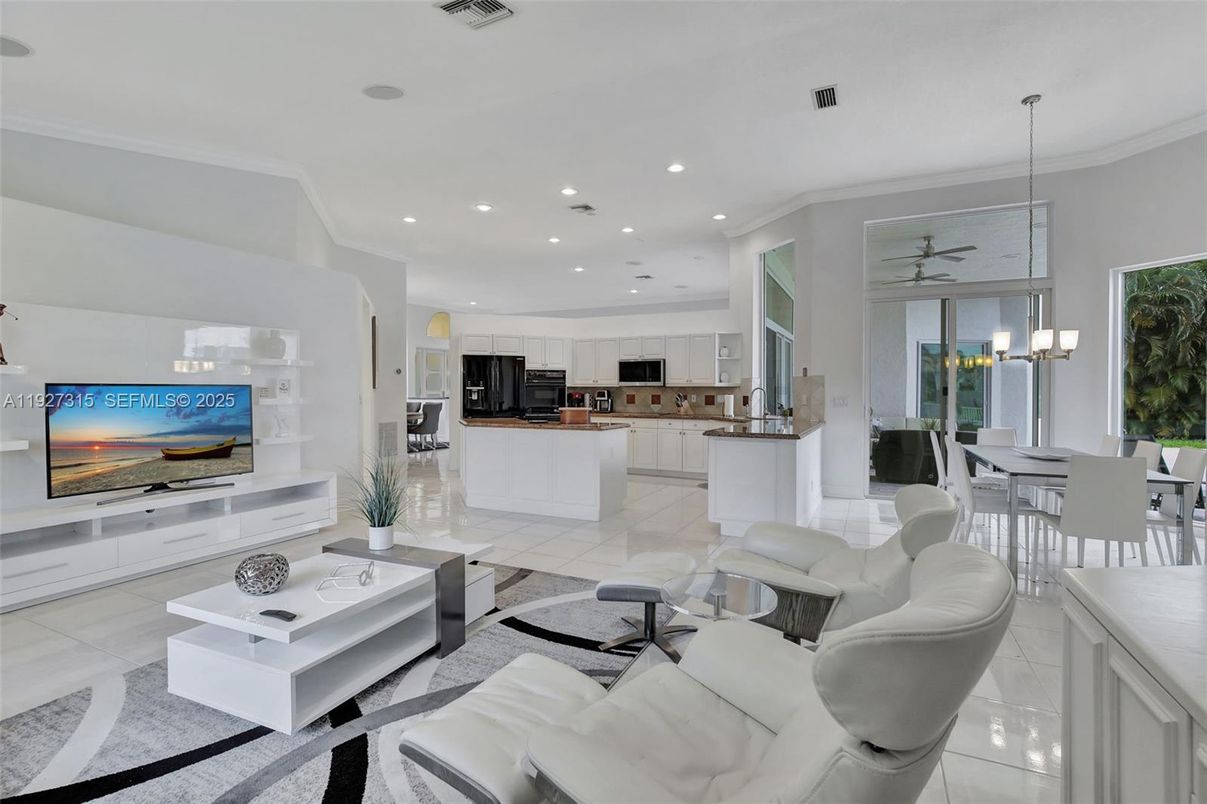 Dining room, Interior, Kitchen, Living room, Pendant Lights, Recessed Lighting, Stainless Steel Appliances