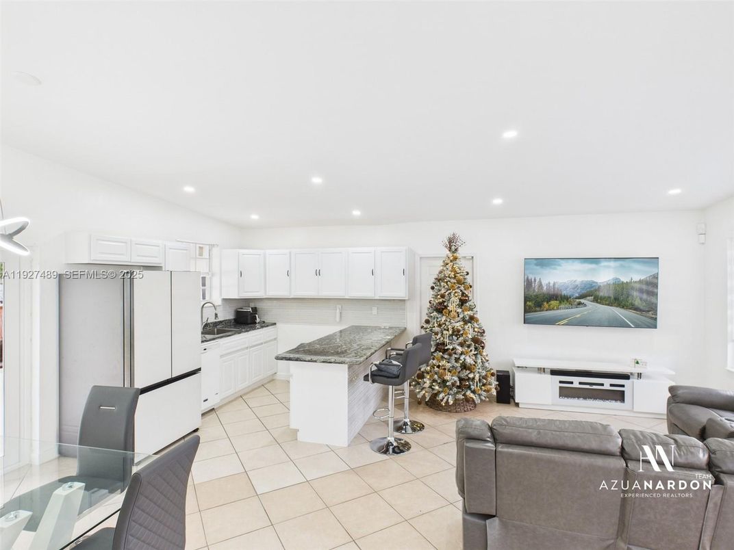 Interior, Kitchen, Living room, Recessed Lighting, Stainless Steel Appliances