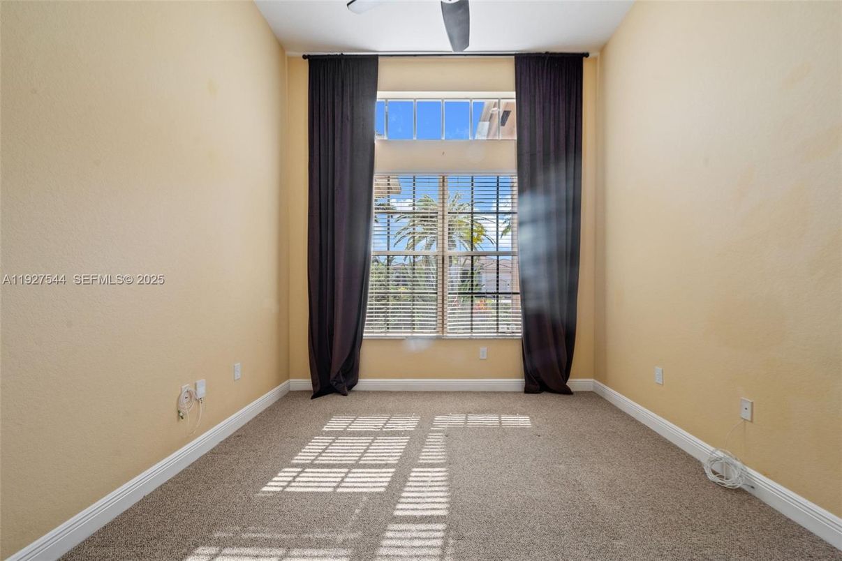 Empty room, Interior