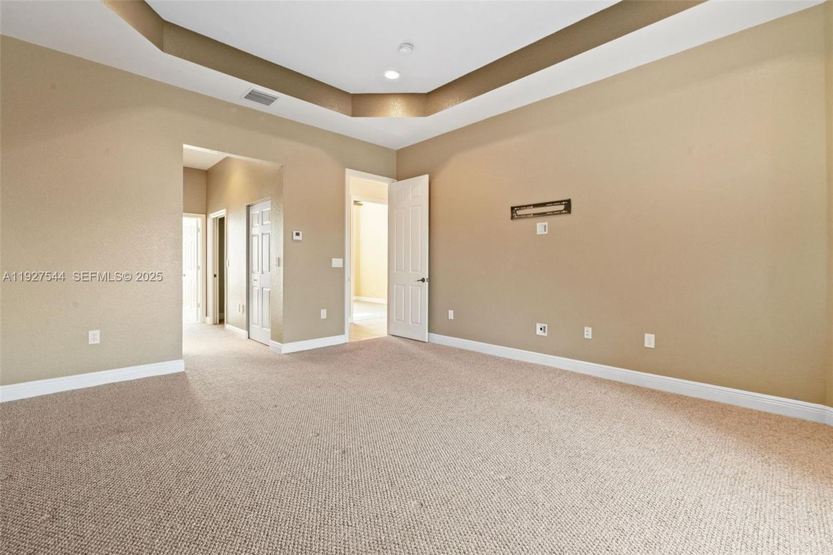 Empty room, Interior, Recessed Lighting