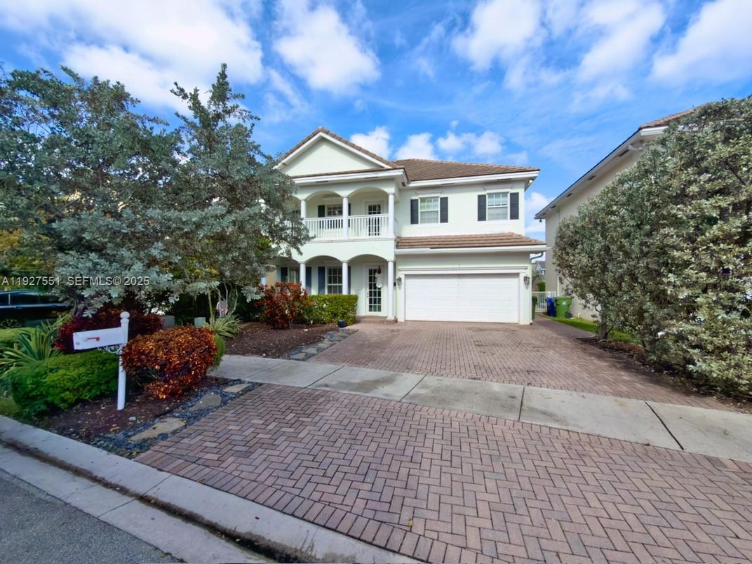 Attached, Exterior, Facade, Mediterranean