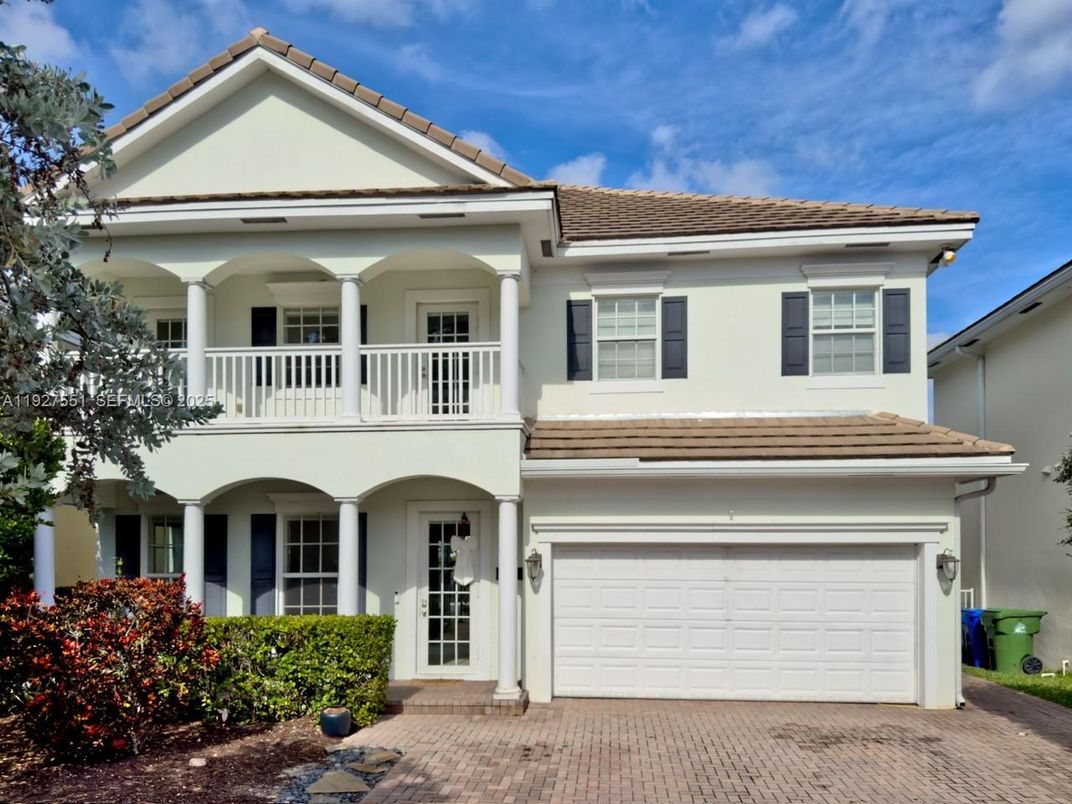 Attached, Exterior, Facade, American Craftsman