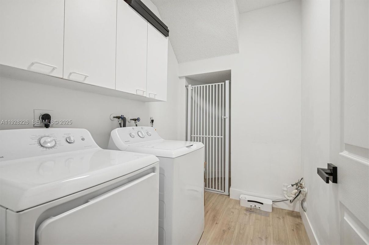 Interior, Washer, Wood Texture Flooring
