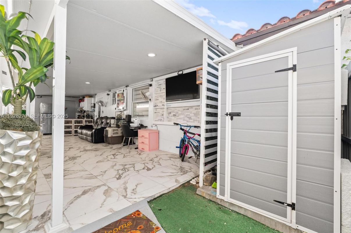 Exterior, Marble, Recessed Lighting