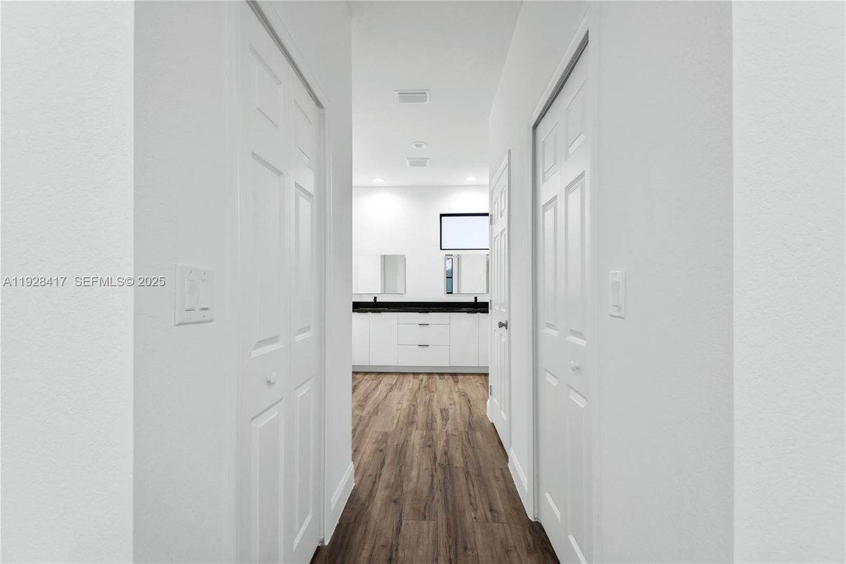 Interior, Recessed Lighting, Wood Texture Flooring