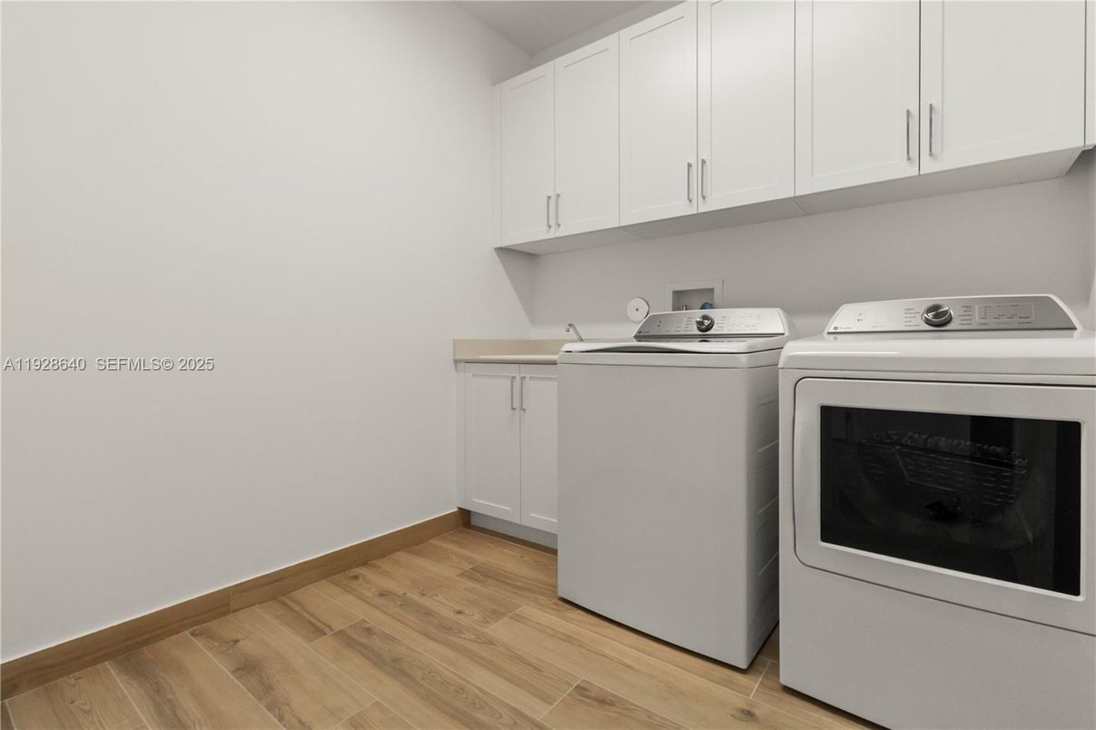 Interior, Washer, Wood Texture Flooring