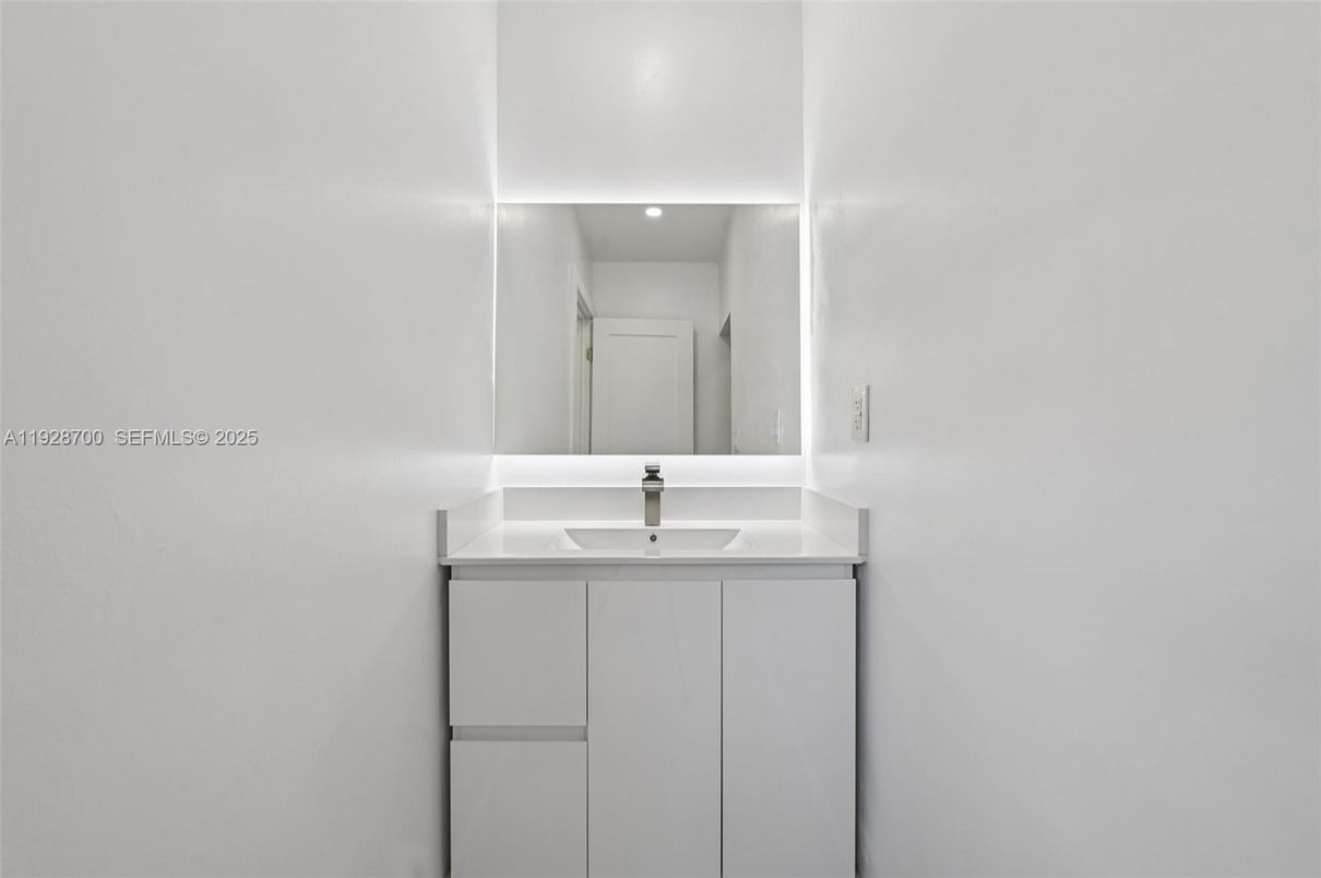 Bathroom, Interior, Recessed Lighting