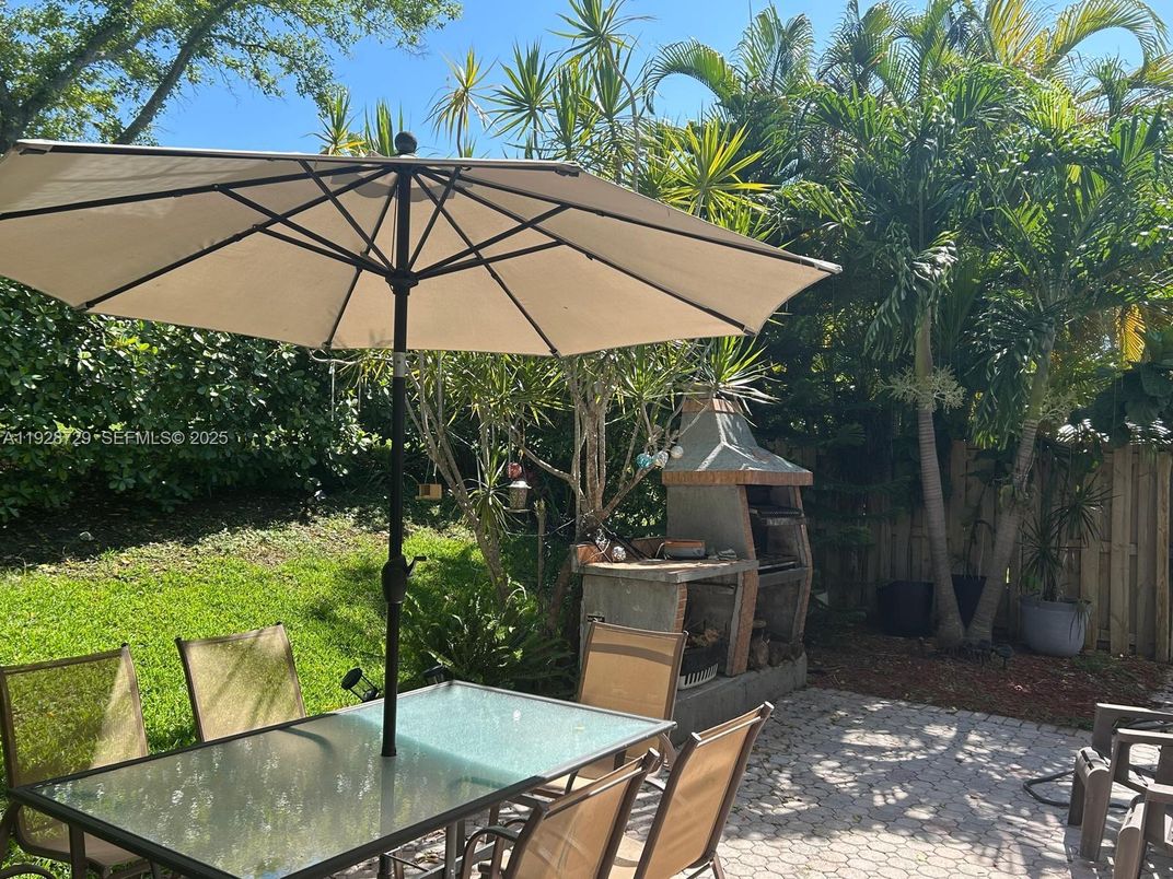 Exterior, Fireplace, Outdoor Kitchen