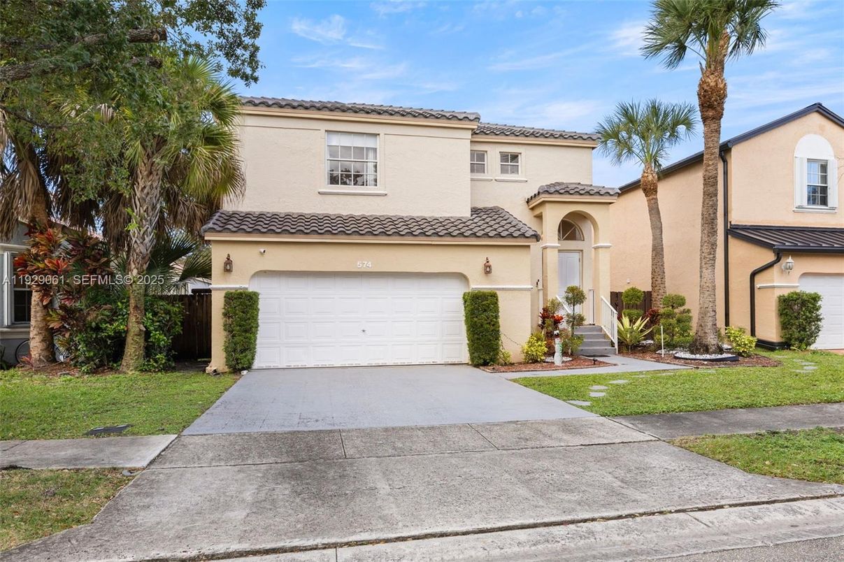 Attached, Exterior, Facade, Mediterranean