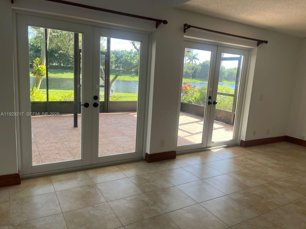 Empty room, Interior, Water