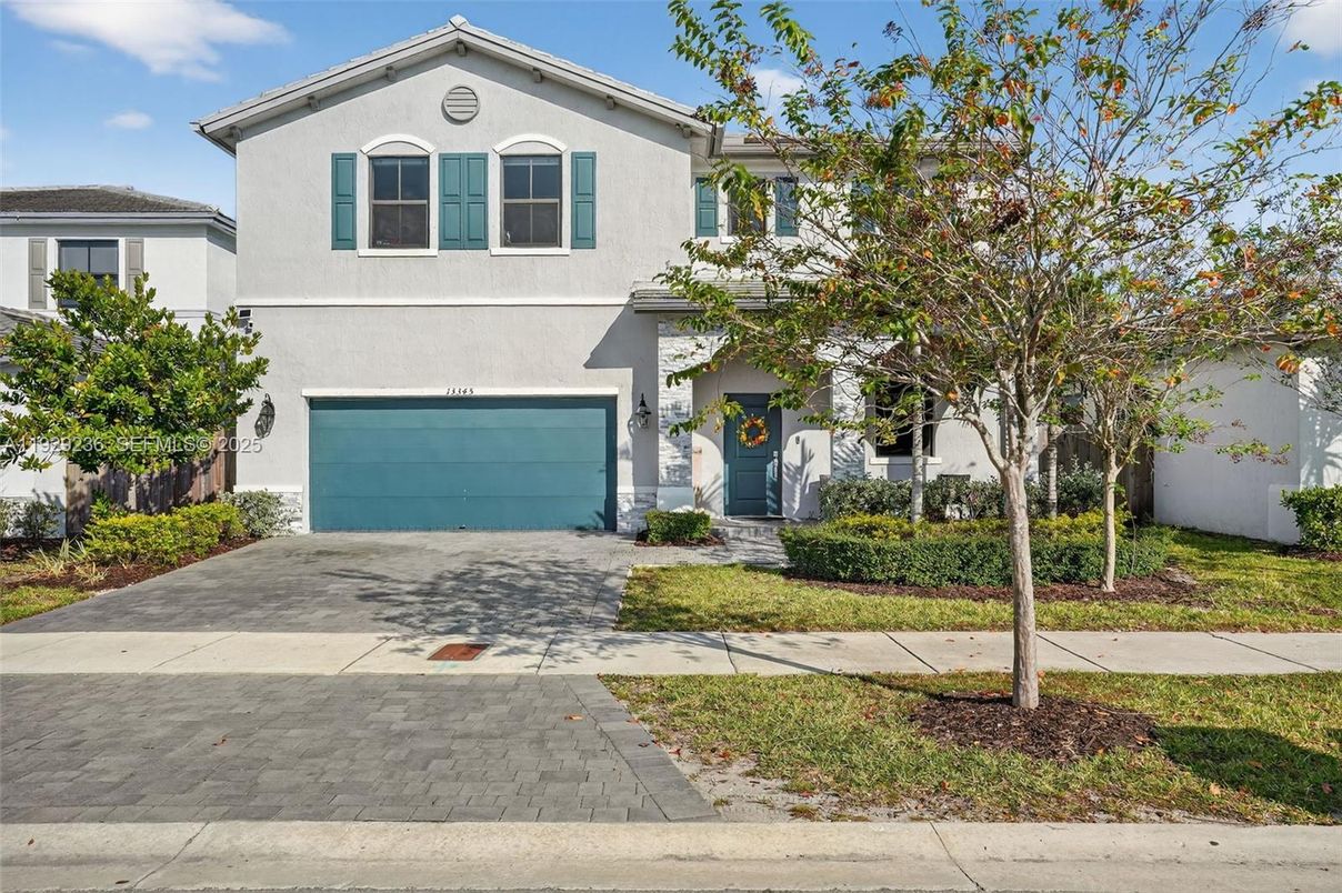 Attached, Exterior, Facade, Mediterranean