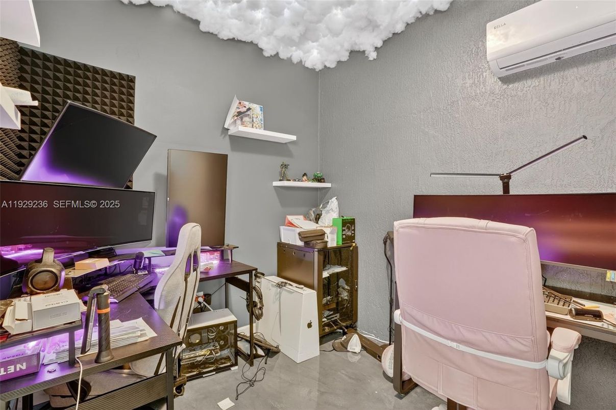 Home Office, Interior