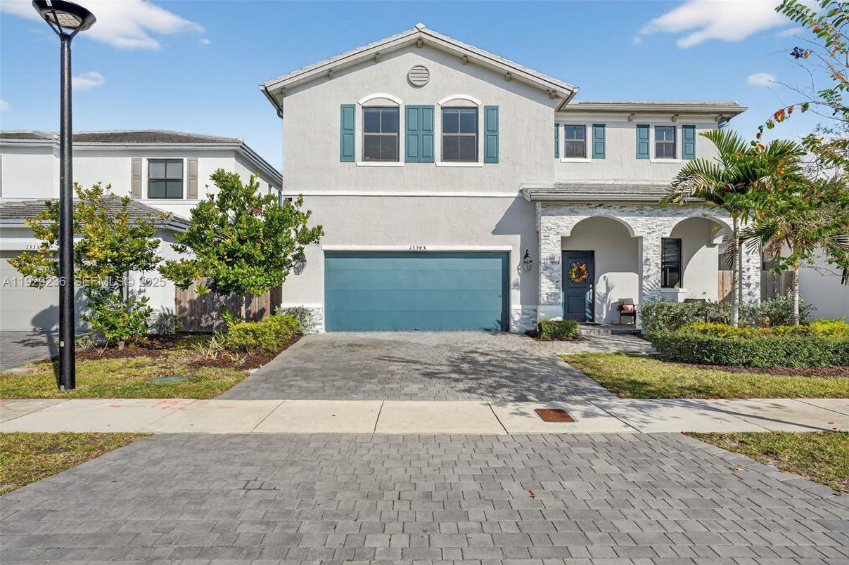 Attached, Exterior, Facade, Mediterranean