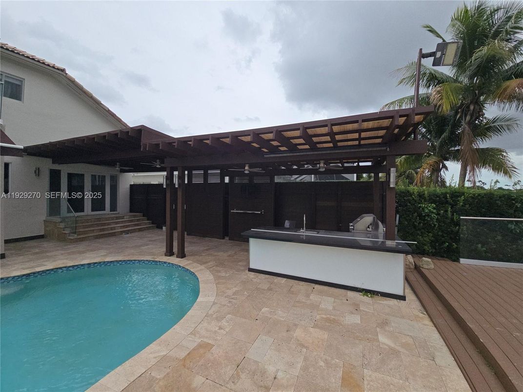 Exterior, Outdoor Kitchen, Pool