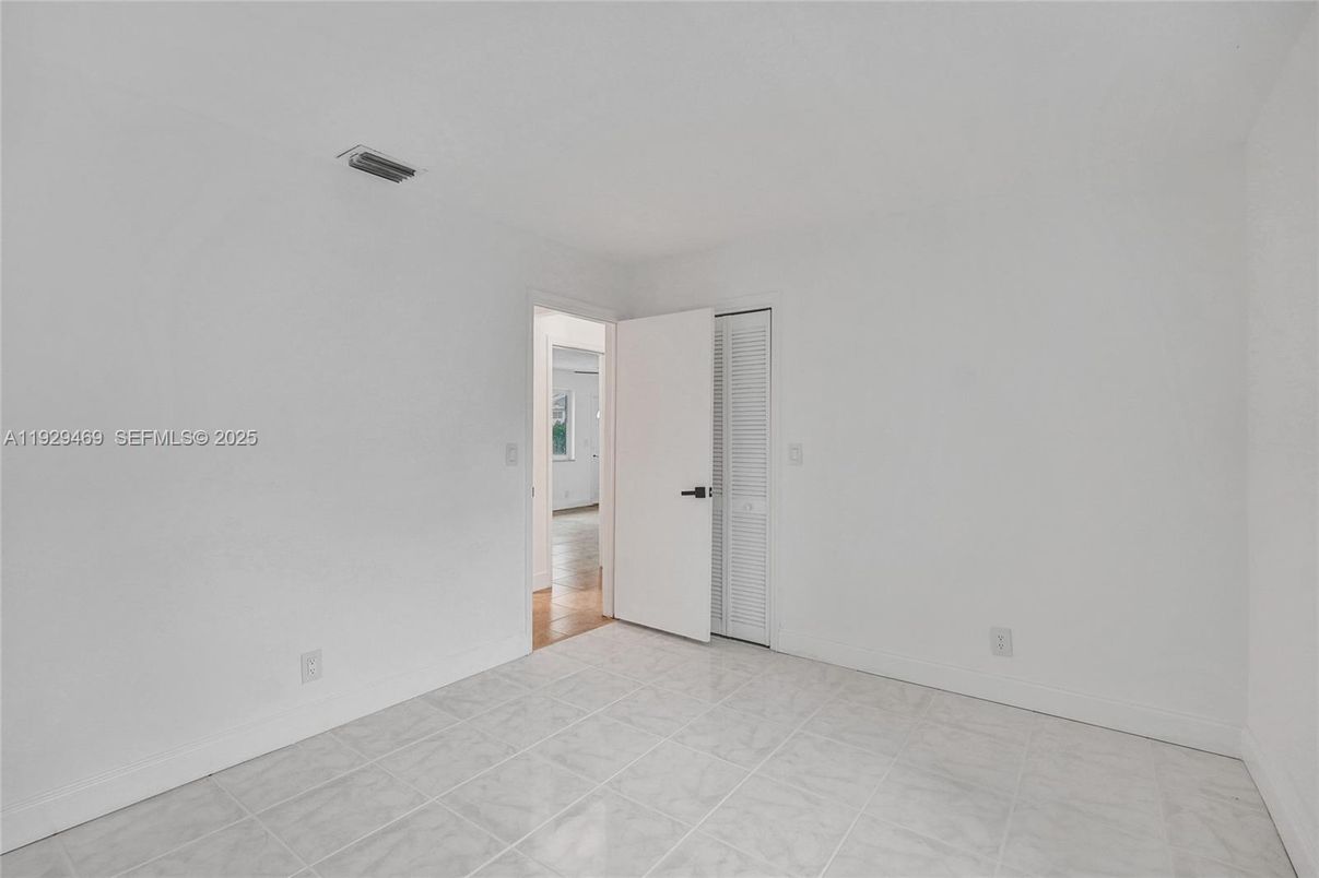 Empty room, Interior