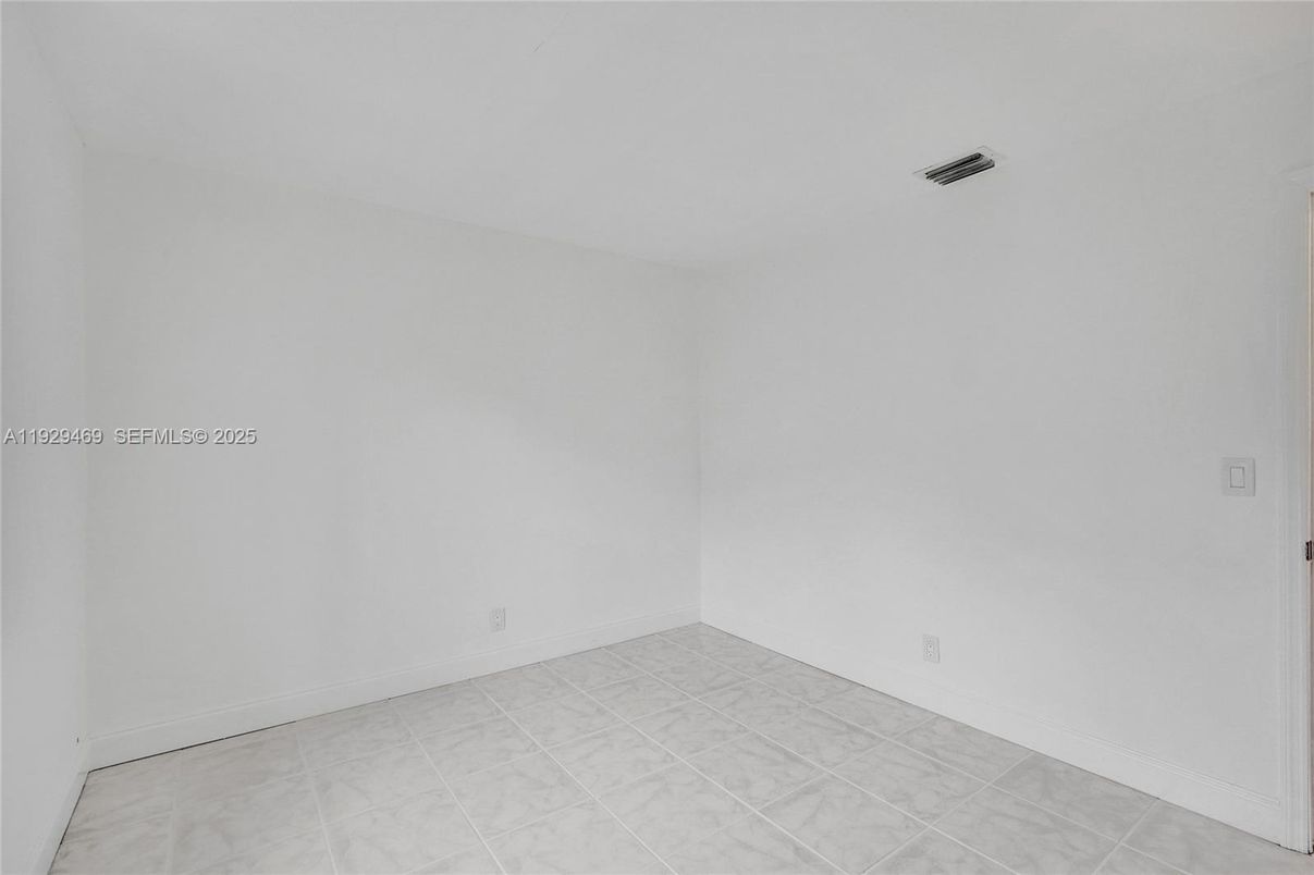 Empty room, Interior