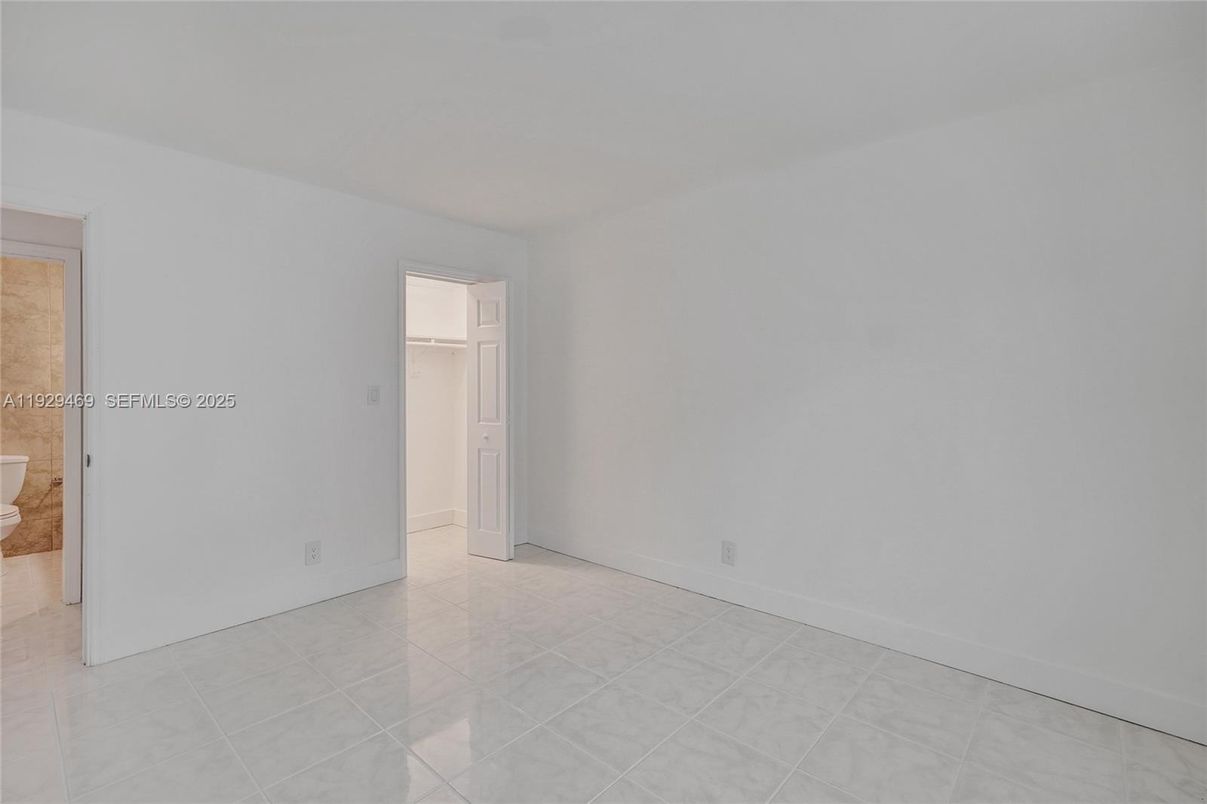 Empty room, Interior