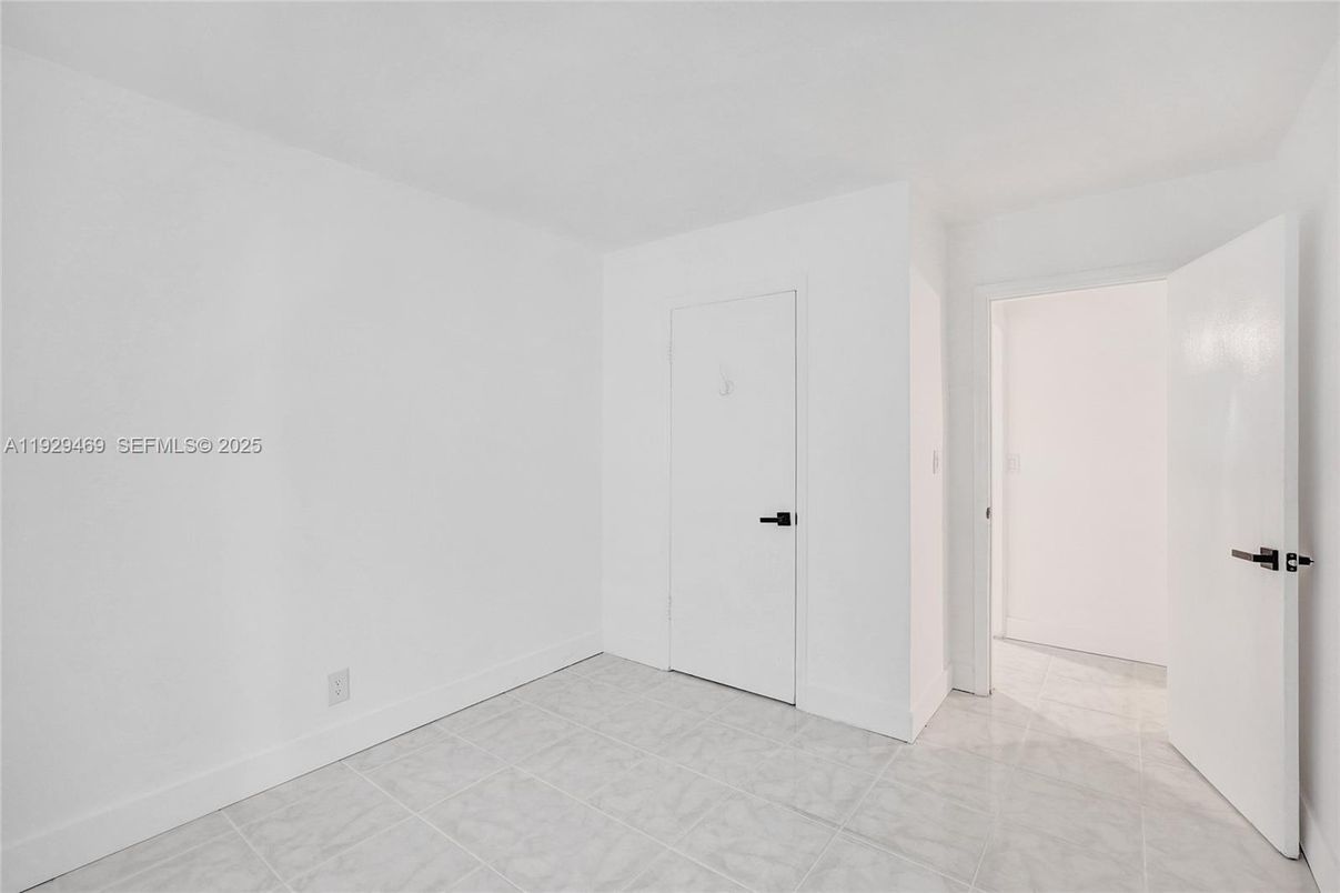 Empty room, Interior