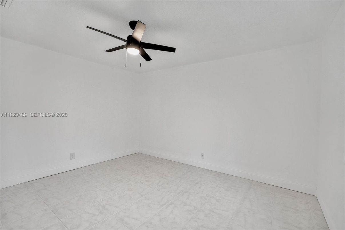 Empty room, Interior