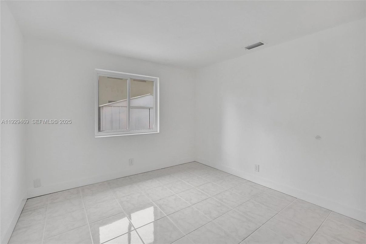 Empty room, Interior