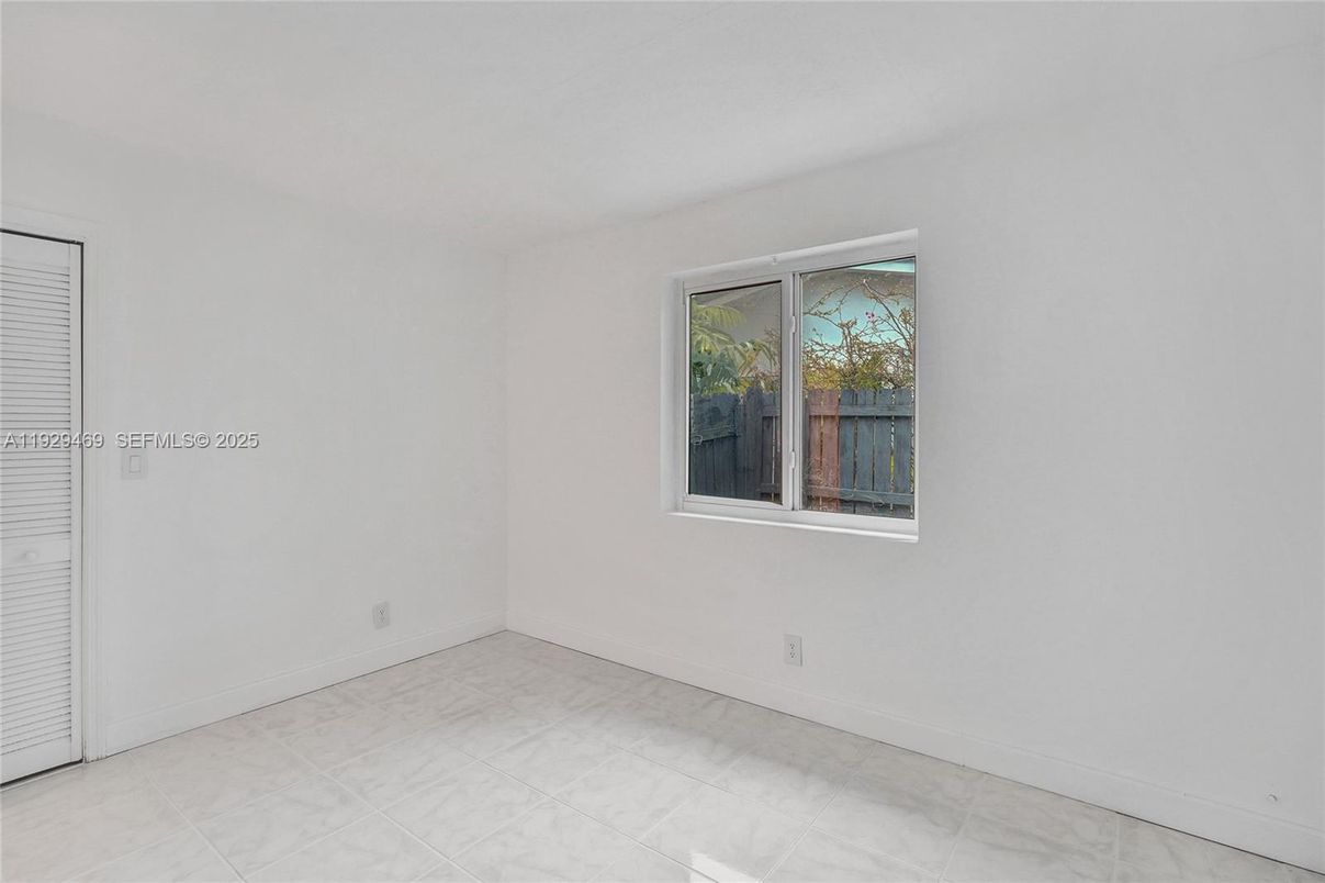 Empty room, Interior