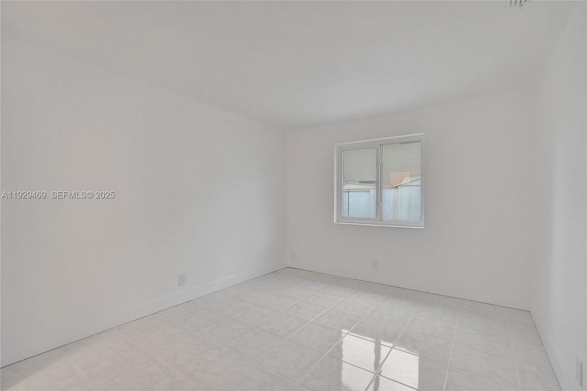 Empty room, Interior