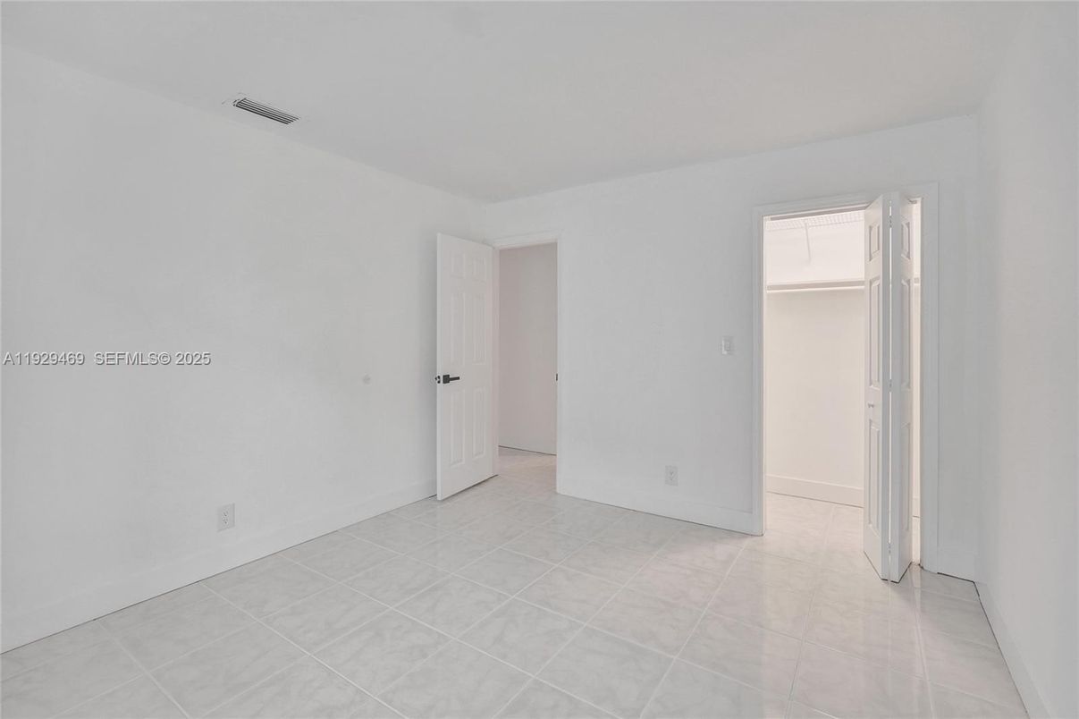 Empty room, Interior