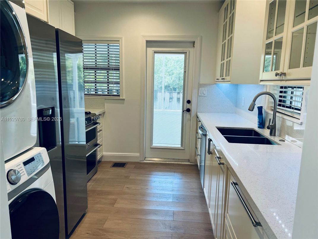 Interior, Kitchen, Washer, Wood Texture Flooring
