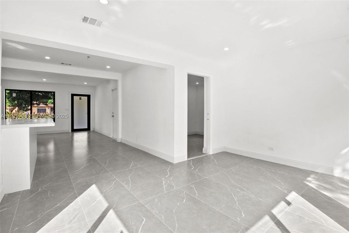 Empty room, Interior, Recessed Lighting