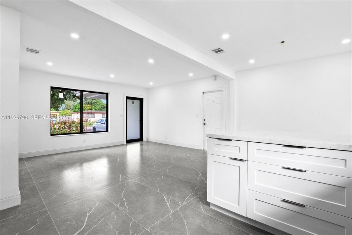 Empty room, Interior, Recessed Lighting