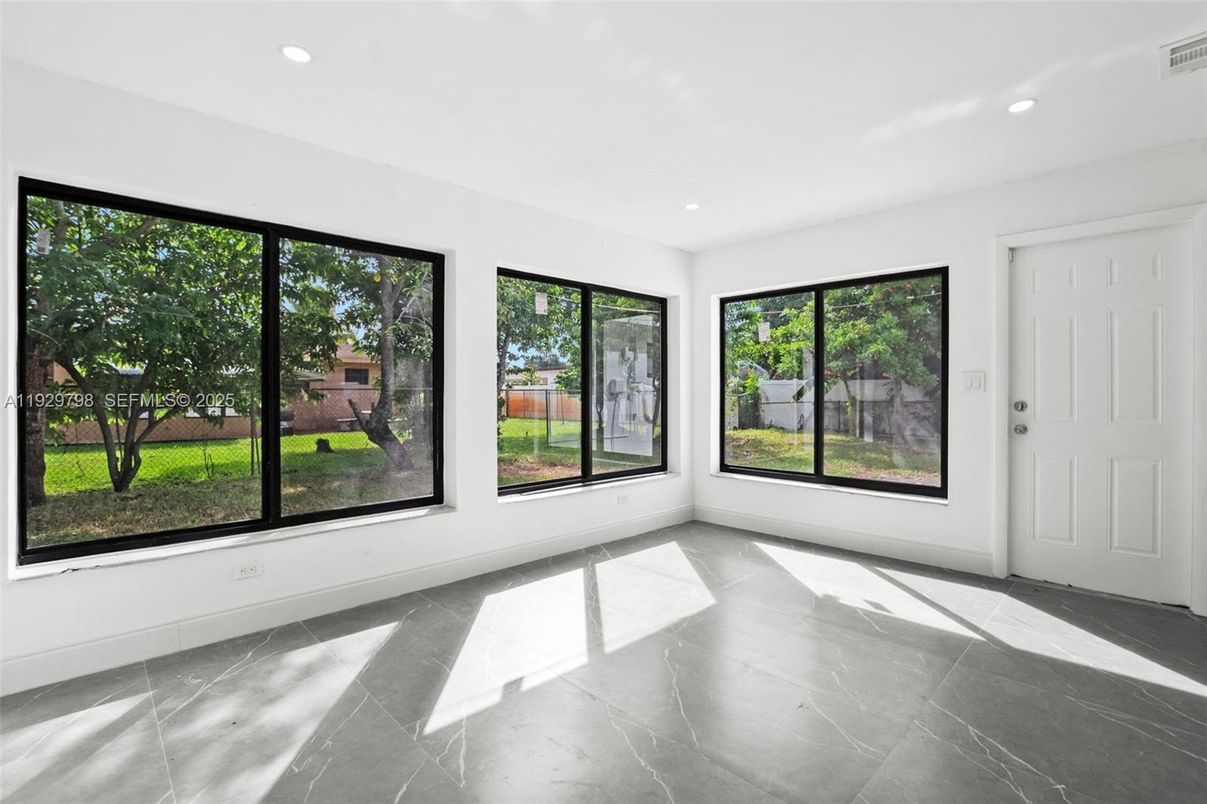 Empty room, Interior, Recessed Lighting