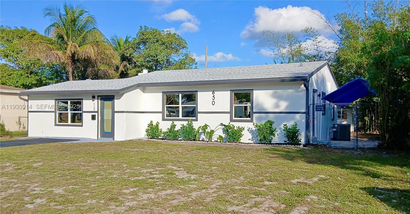 Backyard, Exterior, Facade, Ranch