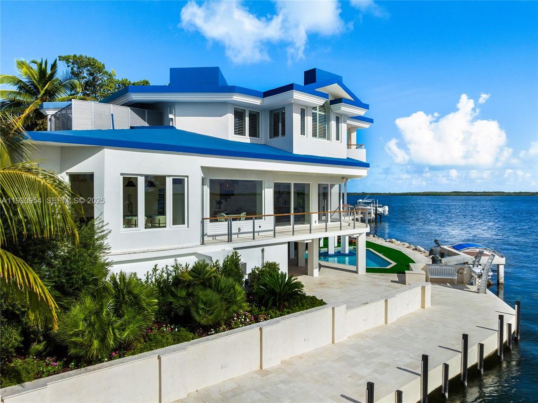 Exterior, Pool, Water