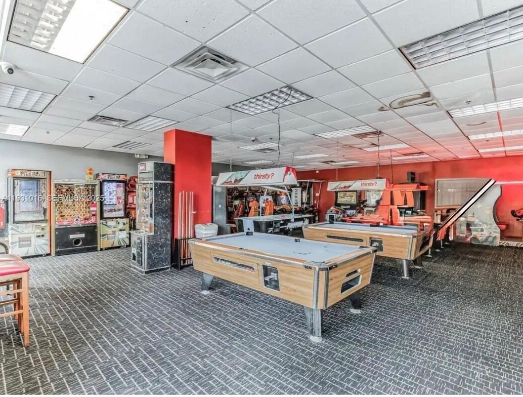 Billiard Table, Game Room, Interior, Recessed Lighting