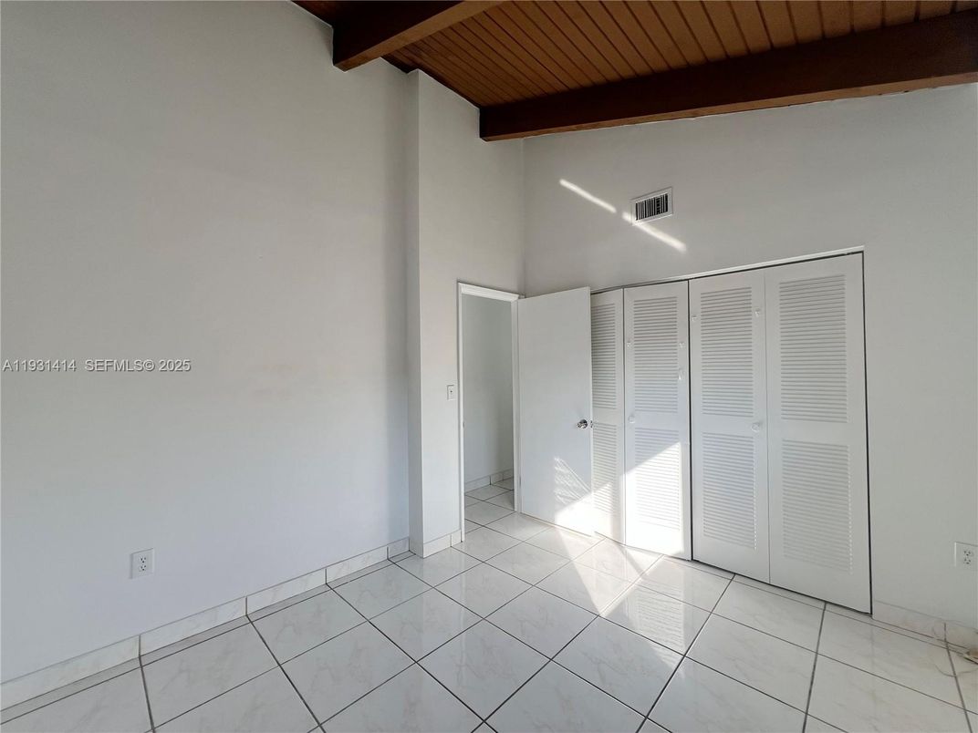 Empty room, Interior, Wooden Beams, Wooden Ceilings