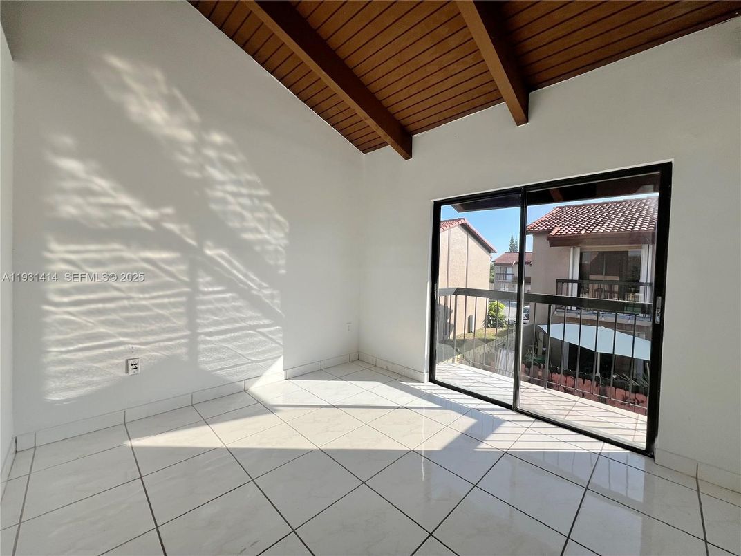 Empty room, Interior, Wooden Beams, Wooden Ceilings